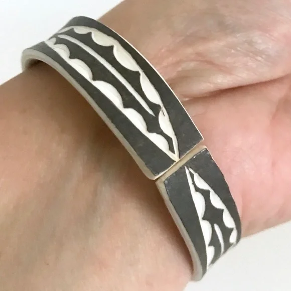 Carved plastic bracelet cuff bangle vintage boho - Picture 2 of 5